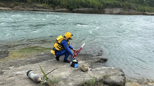 東勢大甲溪釣客受困暴漲溪水 警消合力聯繫直升機吊掛脫困