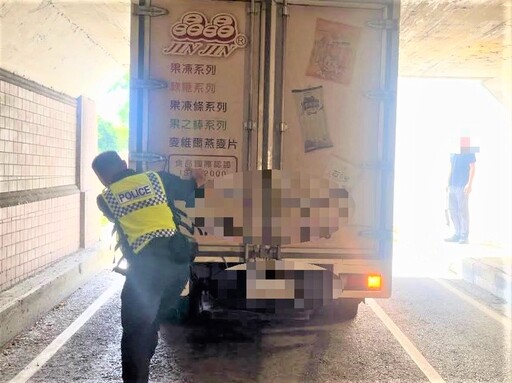 貨車卡地下道 悶熱地下道中八掌警助脫困