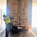 貨車卡地下道 悶熱地下道中八掌警助脫困