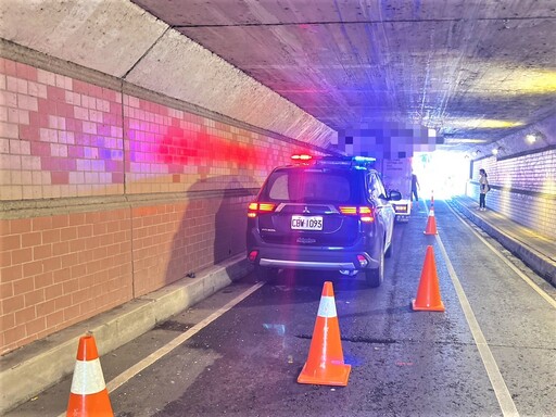 誤闖限高地下道 竹園警協助受困貨車排除危機