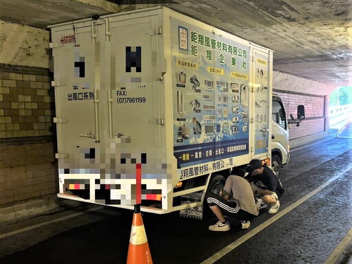 誤闖限高地下道 竹園警協助受困貨車排除危機