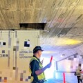 誤闖限高地下道 竹園警協助受困貨車排除危機