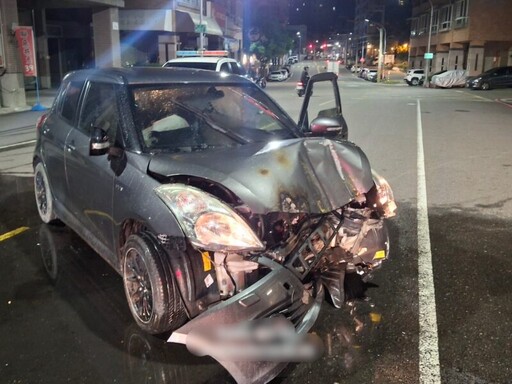 楠梓區汽車自撞電線桿起火 幸駕駛輕傷