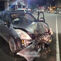 楠梓區汽車自撞電線桿起火 幸駕駛輕傷