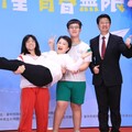 中市今表揚逾2千名國中小市長獎得主 盧秀燕俏皮配合擺拍