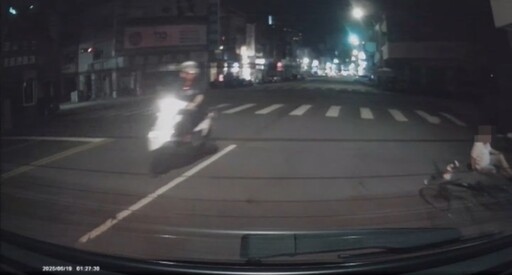 酒醉老闆「爬行」牽車返家險象環生 公益所員警暖心送人車安全到家