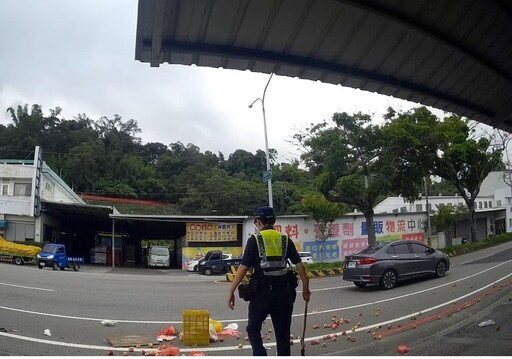 桃子散落機車道險釀事故 土牛所警民聯手清除路障確保用路安全