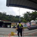 桃子散落機車道險釀事故 土牛所警民聯手清除路障確保用路安全