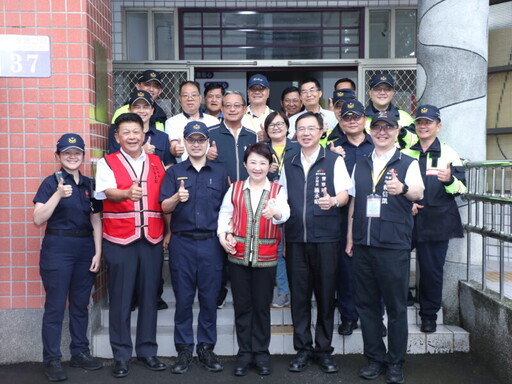 慰勞和平雙崎警消 盧秀燕體驗執勤裝備