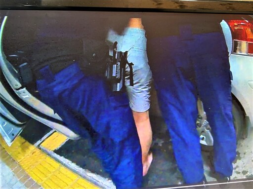 酒醉倒臥人行道 北鎮警關懷協助男子返家
