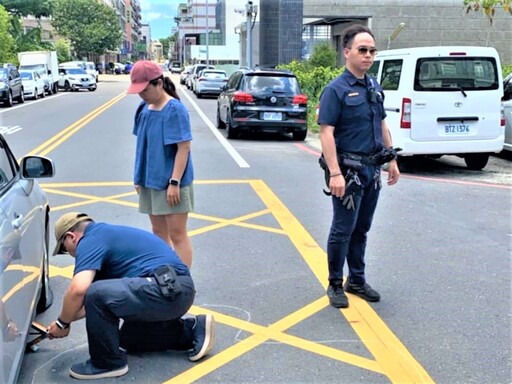 輪胎爆裂受困路中 竹園警即時協助排除困境