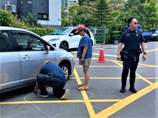 輪胎爆裂受困路中 竹園警即時協助排除困境
