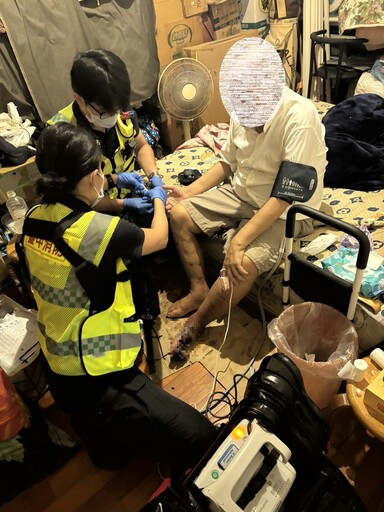 足部壞死痛徹深夜哀號 台中警消合力三樓抬運老翁緊急送醫