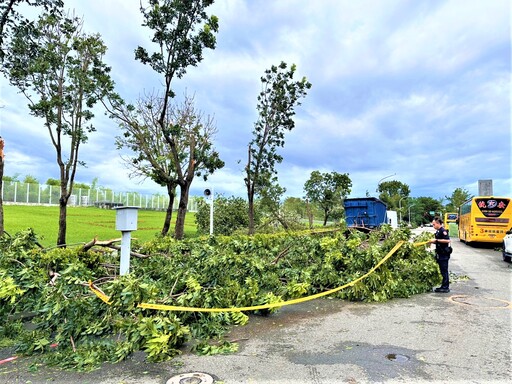 狂風暴雨強襲 竹園警颱風中救災守護市民