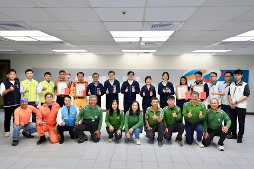 高雄支援丹娜絲災後重建 陳其邁表揚市府團隊14天不懈努力