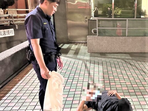 體力不支路倒 後湖警助老翁平安返家