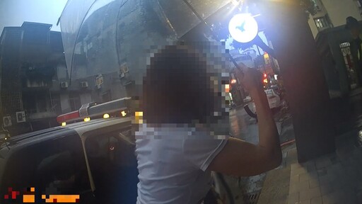 暴雨中婦人忘車位 台中暖警相伴尋獲