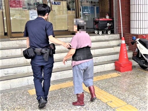 失智老婦呆站店外 南門警助安全返家