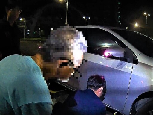 愛車破胎求助警 後湖警救援助換備胎