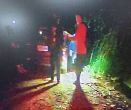 埔里警聲光齊下找到迷途客 只因頭燈沒電山路暗黑