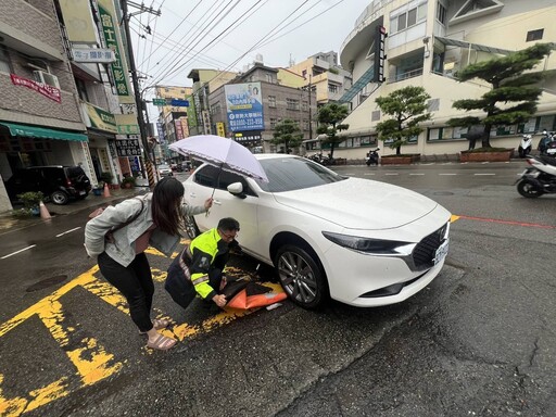 東勢警展現另類長才 出動千斤頂即刻道路救援