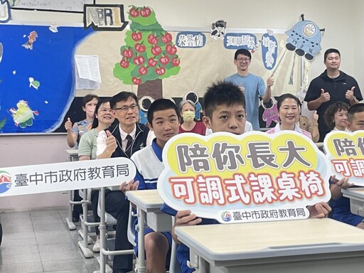 中市校園設備大升級 教育局長視察可調式課桌椅配置情形