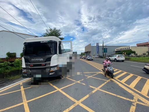 貨車貨物掉落撞倒電桿 岡山警迅速排除事故