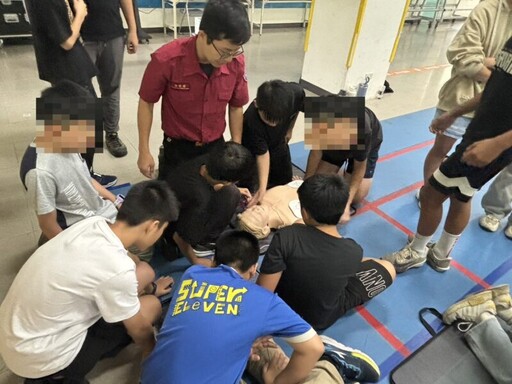 「急救有術 愛在校園」六龜消防隊攜手校園新生學習救命術