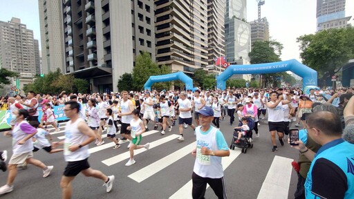 台中2萬5千跑友齊聚市府前廣場 萬人齊跑氣勢磅礡