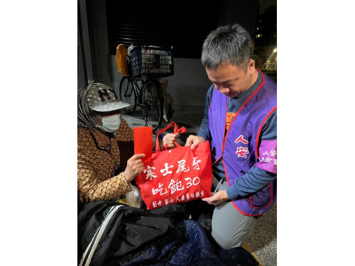 善意成光 人安照亮街頭寒士