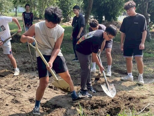 高雄大學推動食農教育 「從土地到餐桌」帶領學生闢田耕種