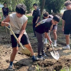 高雄大學推動食農教育 「從土地到餐桌」帶領學生闢田耕種