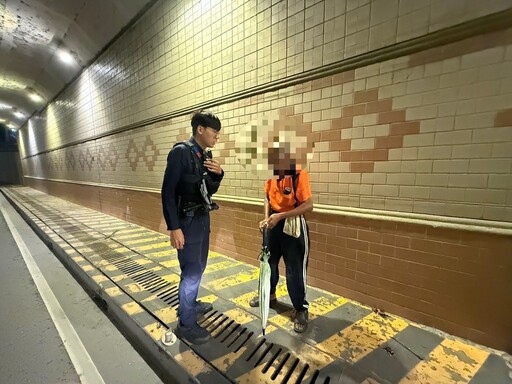 老翁迷失地下道 八掌警即時救援助返家