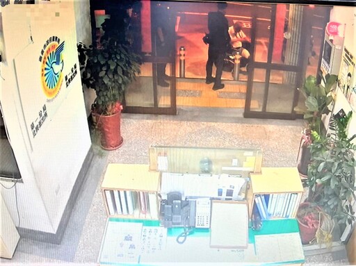 電動車電力不足 北興熱警協助充電