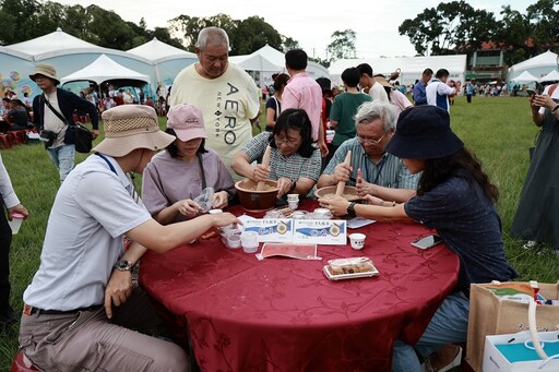 茶博會千人擂茶 千人同步體驗客家茶文化