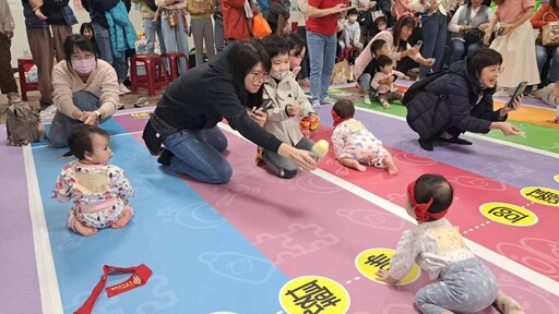 寶寶爬行趣味賽結合二手市集 西市場超熱鬧