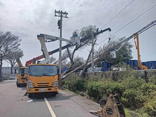 山陀兒致電桿、路樹倒塌 台電跨區增援高屏