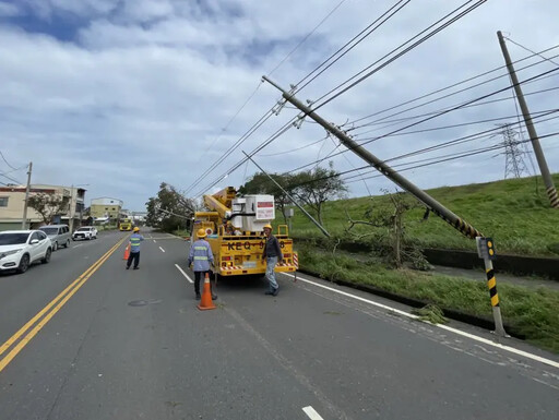 山陀兒致電桿、路樹倒塌 台電跨區增援高屏