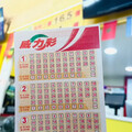 靠夢境包牌自選號碼 福態男抱走20億威力彩