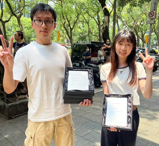 黃仁勳炫風!粉絲守候磚窯 還有人帶腳架拍
