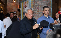 黃仁勳露面了!親自回應今日行程