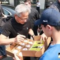 黃仁勳簽名球賣5000元 本人驚回：五五分！