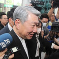 郭智輝不願談中火 工作人員肉身「護駕」