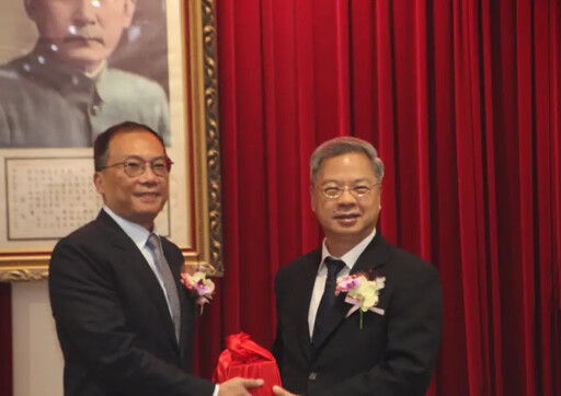 新任經長上任 龔明鑫收到卓榮泰「小禮物」