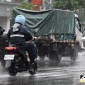 勞動部發布指引 廠商天災出勤須付計程車費