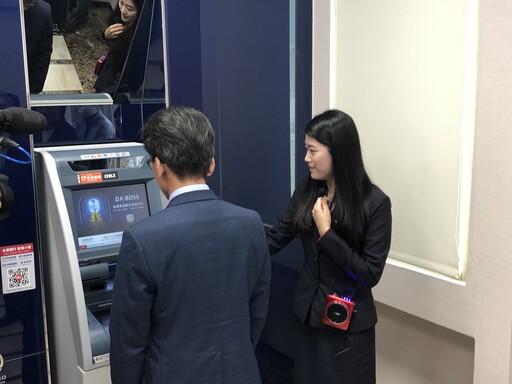 直擊！友善輪椅族ATM、升降櫃檯 金管會彭金隆上任首站視察永豐銀無障礙設施