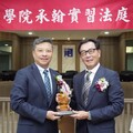 輔大「承翰實習法庭」揭牌！蔡明忠：義不容辭 由小兒子來報恩回饋