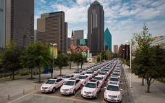 馳騁60年，活力十足：玫琳凱的粉紅色轎車傳奇