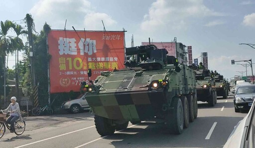 漢光暖身 機步333旅戰甲車現身鬧區民眾舉國旗支持