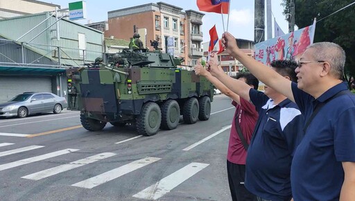 漢光暖身 機步333旅戰甲車現身鬧區民眾舉國旗支持